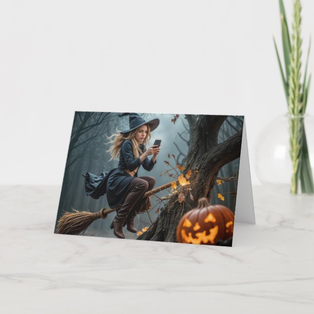 Cartão Mensagem de bruxa enquanto voava em uma vassoura (Frente)