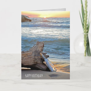 Cartão mensagem numa garrafa de aniversário de madeira de