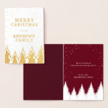 Cartão Metalizado Dourada Burgundy Falling Snow Winter Trees Christm<br><div class="desc">Este simples e moderno cartão de boas-vindas de Natal com tema de inverno é o design perfeito para a família contemporânea. Ele apresenta uma linha de árvore branca desenhada à mão com neve caindo sobre um fundo simples vermelho e enterrado no dentro. Na frente está o mesmo design, mas em...</div>