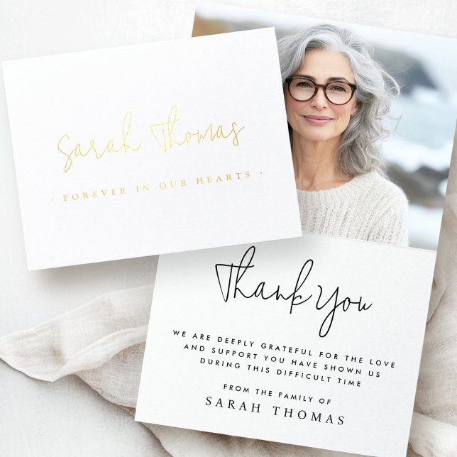 Cartão Metalizado Escrita elegante para sempre em nossa foto de fune (Elegant script forever in our hearts funeral photo foil card)