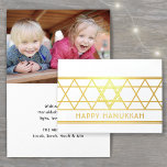 Cartão Metalizado Estrela de David Happy Hanukkah Modern Simple 1 Fo<br><div class="desc">Envie os desejos elegantes do Feliz Chanucá com um moderno cartão de fotos dobradas. Toda a redação desta modelo é simples de personalizar. O design de folha de papel preto, branco e dourado apresenta uma estrela geométrica de David design, tipografia minimalista do deco de arte de safra, e uma foto...</div>