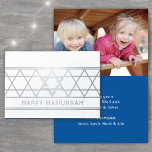 Cartão Metalizado Estrela de David Happy Hanukkah Techelet Blue 1 Fo<br><div class="desc">Envie os desejos elegantes do Feliz Chanucá com um moderno cartão de fotos dobradas. Toda a redação desta modelo é simples de personalizar. A design de folha azul, branca e prata do tecelet apresenta uma estrela geométrica de David design, tipografia minimalista do deco artístico, e uma foto da sua escolha....</div>