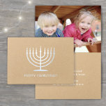 Cartão Metalizado Feliz Hanukkah Simple Modern Menorah Uma Foto<br><div class="desc">Deseje à família e aos amigos os simples presentes de luz e amor por Hanukkah com um elegante cartão de fotos dobradas. Todo o texto nesta modelo (incluindo "Happy Hanukkah" na frente) é simples de personalizar com qualquer texto. A coroa natural, design de folha branca e prateada apresenta uma tipografia...</div>