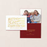 Cartão Metalizado Feliz Natal Vintage Chalkboard Gold Foil<br><div class="desc">Cartões de cartões de natal dobrados, com letra de quadro, no estilo do quadro especial de Natal, com letra de mão, com fotografia opcional. A folha esmerilada destacam as inscrições retrorreflectoras festivas desenhadas à mão e as espirais de rico. Adicione uma foto e crie a sua própria mensagem personalizada com...</div>