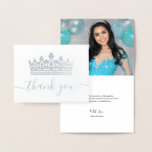 Cartão Metalizado Foto Legítima Quinceanera Obrigado Prata<br><div class="desc">Celebrar uma quinceanera, um casamento, uma doce festa de aniversário 16, chá de panela, morcego mitzvah ou outra ocasião importante recentemente? Aqui está uma elegante quinceanera, cartas de agradecimento que são facilmente personalizadas inserindo sua própria foto para dar aos seus convidados amor e obrigados! Se você está procurando por uma...</div>