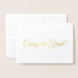 Cartão Metalizado Gratos formando simples a caligrafia de script de<br><div class="desc">Felicita o formando de cartões de saudação de folhas de ouro de graduação de texto clássico personalizado de script. Design minimalista elegante moderno. Texto em folha de ouro totalmente personalizável sobre cor branca de fundo. Todas as cores são editáveis. Excelente para formandos, formandos. Verifique o resto da coleção para obter...</div>