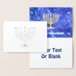 Cartão Metalizado Hanukkah Snowstorm Menorah<br><div class="desc">Uma menorah Hanukkah de ouro brilhante e um "Hanukkah Feliz" em textos brilhantes,  azuis e brancos sobrepõem-se a uma imagem fractal azul e branca que lembra os flocos de neve numa tempestade. Chag Sameach!</div>