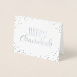 Cartão Metalizado Happy Chanukah<br><div class="desc">Deseje a alguém um Chanukah feliz com esta carta simplesmente linda, acentuada com papel real. Personalize-o com a sua própria mensagem de cartões de natal quentes.</div>