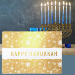 Cartão Metalizado Happy Hanukkah<br><div class="desc">Celebre oito dias e oito noites do Festival das Luzes com cartões e presentes de Chanucá. O festival de luzes está aqui. Acenda a menorah,  brinque com o sonho e o banquete em latas e suganínos. Celebre o espírito de Chanucá com amigos,  familiares e entes queridos desejando-lhes Feliz Chanucá.</div>
