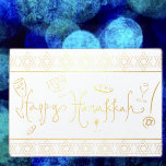 Cartão Metalizado Happy Hanukkah<br><div class="desc">Celebre oito dias e oito noites do Festival das Luzes com cartões e presentes de Chanucá. O festival de luzes está aqui. Acenda a menorah,  brinque com o sonho e o banquete em latas e suganínos. Celebre o espírito de Chanucá com amigos,  familiares e entes queridos desejando-lhes Feliz Chanucá.</div>