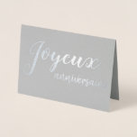 Cartão Metalizado Joyeux Anniversaire French Happy Birthday Script<br><div class="desc">Este belo e elegante cartão é a forma perfeita de desejar a alguém um feliz aniversário! A frase francesa "Joyeux aniversaire" está em um roteiro de pincel (bruxaria), em folha de prata real. O dentro da placa é vazio para sua mensagem pessoal. Excelente para auto-falantes, professores ou estudantes franceses... ou...</div>