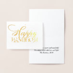 Cartão Metalizado Modern Happy Hanukkah Elegante Script de Rico Dour<br><div class="desc">Bar clássico mínimo de ouro/Bat Mitzvah e Estrela moderna de Hanukkah de David contra um fundo sólido cria um design elegante e sofisticado. Para obter outros produtos de coordenação ou correspondência,  visite justFharryn em Zazzle.com ou entre em contato com o designer,  c/o Fharryn@yahoo.com Todos os direitos reservados. #zazzlemade #christmasdecor</div>