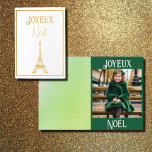 Cartão Metalizado Noel a Paris no2<br><div class="desc">Uma placa verde alegre e ouro Noel com quatro seções distintas de design! Uma é a impressão a cores do cheio dentro do cartão.Uma pequena dama vintage está vestida com um casaco de pele boné e verde. Satisfeito com um assento em Paris. À distância está a Torre Eiffel! Joyeux Noël...</div>