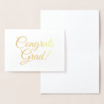 Cartão Metalizado Parabéns formando a graduação de guião elegante em<br><div class="desc">Parabéns formando cartões de saudação de texto clássicos elegantes de script clássico personalizado. Design minimalista simples e elegante. Texto em folha de ouro totalmente personalizável sobre cor branca de fundo. Todas as cores são editáveis. Verifique o resto da coleção para obter presentes, favores, suprimentos de festa e itens de decoração...</div>