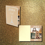 Cartão Metalizado Placa de Foil Noel a Paris no3<br><div class="desc">Um beige alegre e uma placa Noel prateada com quatro seções de design distintas! Uma é a impressão a cores do cheio dentro do cartão.Uma pequena dama vintage está vestida com um boné e casaco de pele bege. Satisfeito com um assento em Paris. À distância está a Torre Eiffel! Joyeux...</div>