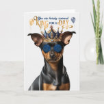 Cartão Min Pin Funny Dog King para o Dia de Aniversário E<br><div class="desc">Mande o cartão de aniversário perfeito para o homem da sua vida,  cujo melhor amigo é um cão Min Pin e ele certamente vai se divertir.</div>