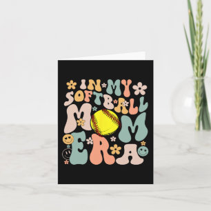 Cartão Minha Era de Mãe de Softball Vida Groovy Vibrações