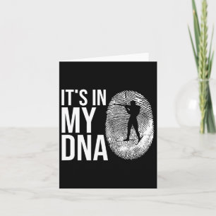 Cartão Minha impressão digital de biatlo de DNA Esquiando
