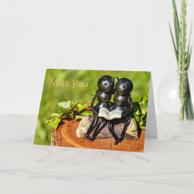 Cartão "Miss You" com duas formigas bonitas lendo  (Frente)
