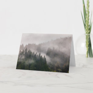 Cartão Misty Forest nas montanhas
