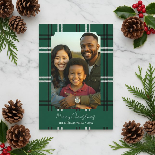 Cartão Modern Green Plaid Family Photo Holiday Greeting (Criador carregado)