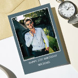 Cartão Modern Husband | NAMORADO | Homens Fotografia Aniv<br><div class="desc">Celebre seu marido ou dia especial de namorado com nosso cartão de aniversário personalizado, projetado apenas para ele. Esta placa personalizável apresenta uma mensagem sincera e um espaço para adicionar sua idade e seu nome, fazer-a uma manutenção verdadeiramente única. A frente mostra uma foto carinhosa, acrescentando um toque pessoal à...</div>