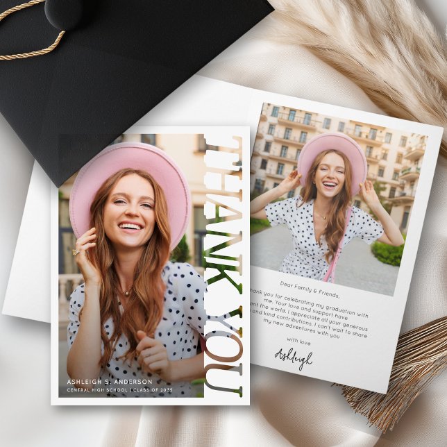 Cartão Modern Typography Graduate 2 Photo Thank You (Criador carregado)