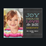 CARTÃO MODERNO DO FERIADO DA FOTO DA ALEGRIA<br><div class="desc">ENVIE BONS DESEJOS À FAMÍLIA E AOS AMIGOS COM ESTE CARTÃO DE CARTÕES DE NATAL MODERNO DA FOTO DO QUADRO DO PRETO DA ALEGRIA. ELKE CLARKE© PARA A GALERIA DO MONOGRAMA. A ALEGRIA, PAZ, AMOR E SEJA ALEGRE. Você pode "personalizá-la" e mudar a cor das palavras para combinar sua foto....</div>