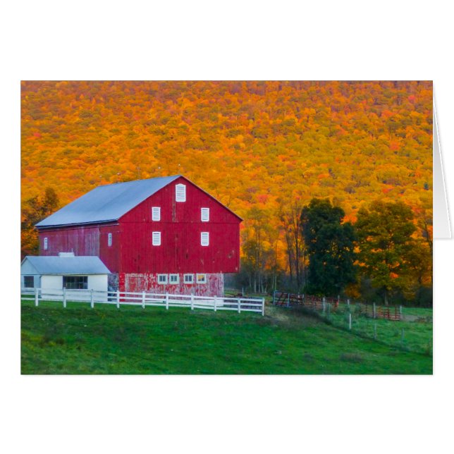 Cartão Monte do outono atrás do celeiro vermelho (Frente Horizontal)