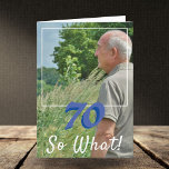 Cartão Motivational Add a Photo So What 70 Birthday<br><div class="desc">Motivacional e Inspiracional Adicione um Cartão de Aniversário de 70 de Foto para um homem que comemore seu setuagésimo aniversário. O cartão tem uma foto - insira a sua, e uma citação engraçada e positiva 70 E daí? Você pode mudar o número de idade para sua necessidade. Excelente de um...</div>