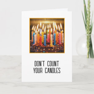 Cartão Muitas Velas de Aniversário em Bolo de Chocolate