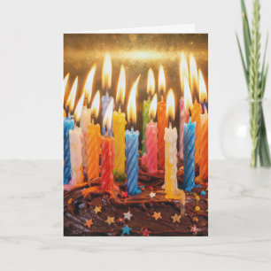 Cartão Muitas Velas de Aniversário em um Bolo de Chocolat