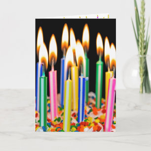 Cartão muitas velas de aniversário no bolo
