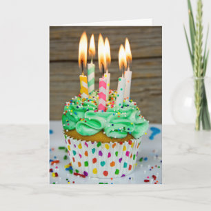 Cartão muitas velas no cupcake de aniversário