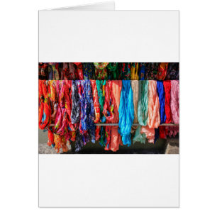 Cartão Muitos scarves coloridos que penduram no mercado