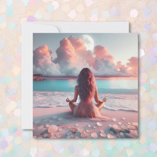 Cartão Mulher Bonita Meditando na Coberta da Praia
