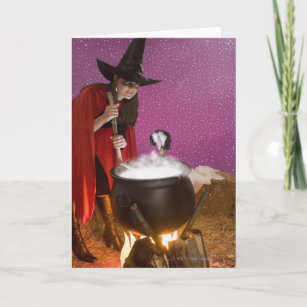 Cartão Mulher com fantasia de bruxa mexendo caldeirão