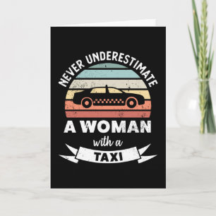 Cartão Mulher com um Presente de Carros Divertidos de Táx