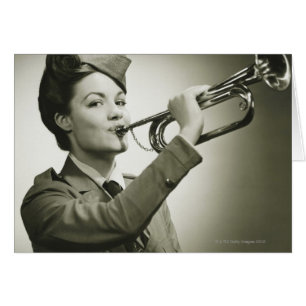 Cartão Mulher no uniforme do soldado