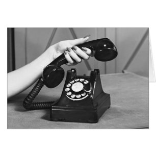 Cartão Mulher que pegara o telefone próximo acima da mão