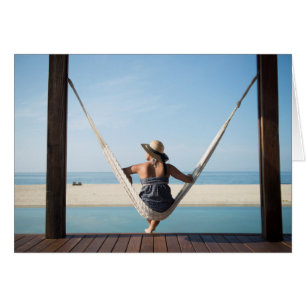 Cartão Mulher Sentada Em Um Hammock Num Pequeno Hotel
