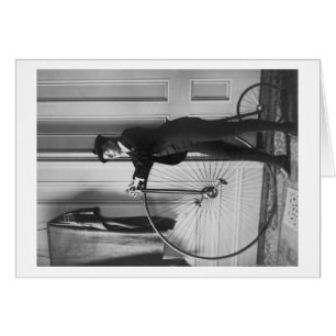 Cartão Mulher Vestida como Homem com Fotografia Bicicleta