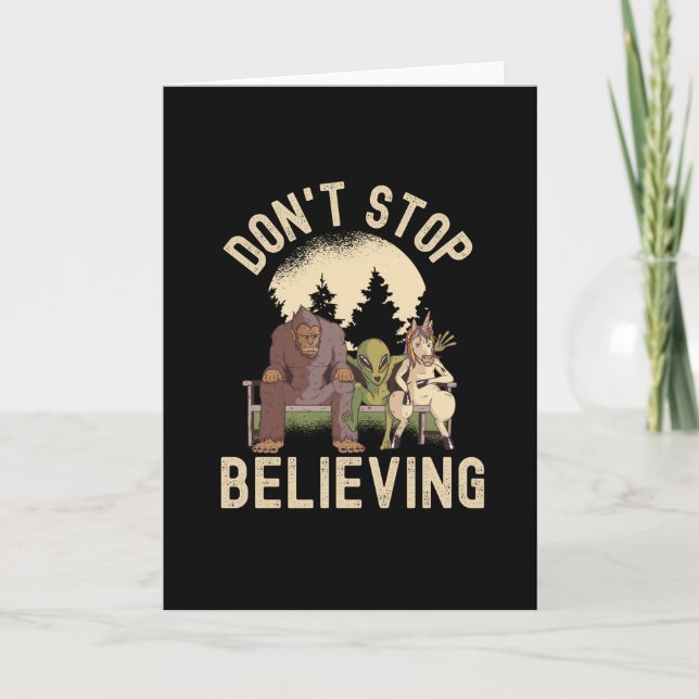Cartão Não pare de acreditar - OVNI Bigfoot engraçado (Frente)