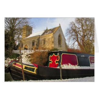 Cartão Narrowboat e igreja na neve