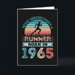 Cartão nascer Runner em 1965, 60º Pai Corrente de Present<br><div class="desc">Nunca subestime um nascer Runner em 1965. Presente de aniversário ideal para 60 anos de idade para entusiastas de 60 anos. Homens e mulheres que adoram correr e ir corrida vão adorar isto para o dia de os pais ou Natal.</div>