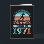 Cartão Nascer Runner em 1971 50th Birthday Gift Running P<br><div class="desc">Nunca subestime um nascer Runner em 1971. Ideal vintage 50th Birthday Gift para 50 anos com entusiasta. Homens e mulheres que adoram correr e ir à corrida vão adorar isso para o dia de os pais ou o natal.</div>