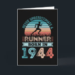 Cartão nascer Runner em Pai de Presente de 80 de 1944<br><div class="desc">Nunca subestime um nascer Runner em 1944. Presente vintage 80 Birthday para entusiasta de 80 anos. Homens e mulheres que adoram correr e ir corrida vão adorar isto para o dia de os pais ou Natal.</div>