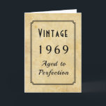 Cartão Nascer Vintage 1969 ou Qualquer Ano Adicionar Nome<br><div class="desc">O nosso cartão de aniversário clássico e vintage tem um fundo de papel pergaminho FAUX envelhecido com uma caixa de texto de na moda e cantos recortados. A amostra é para alguém nascer em 1969, mas você pode mudar para qualquer ano de nascimento. Dentro, você adicionará o nome da pessoa...</div>