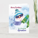 Cartão Natal, neto, Legal Snowman nos óculos de sol<br><div class="desc">Um bonitão legal vestindo óculos escuros e carregando de presente é a ilustração original deste alegre cartão de Natal para o neto. Vestindo um chapéu vagabundo e um sorriso grande,  esse cara legal é colocado contra um fundo azul de flocos de neve e queda de neve.</div>