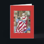 Cartão Natal vintage - papai noel que Sewing uma bandeira<br><div class="desc">Uma imagem patriótica do Natal do vintage descreve Papai Noel que sewing ocupada uma bandeira americana. Está trabalhando em sewing as estrelas no fundo azul. Um duende minúsculo está no assoalho que levanta uma estrela acima acima dele como uns outros suportes do duende na borda da mesa sewing que puxa...</div>